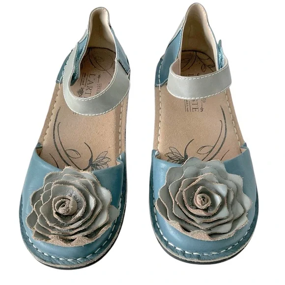 L’Artiste Spring Step Caicos Blue Gray Mary Jane Flats Shoes Size 7 Flower EUC🩵 - Picture 5 of 8